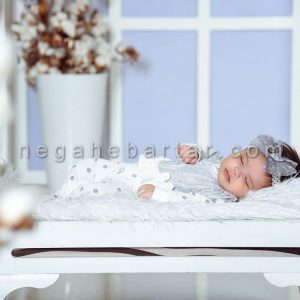 ژست عکس آتلیه ای نوزاد دختر