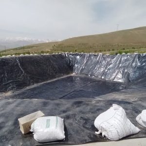 احداث استخرهای آبیاری پلیمری با نصب و اجرای ژئوممبران و ژئوتکستایل