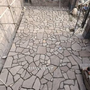 اجرای سنگ لاشه کف حیاط ویلا باغچه